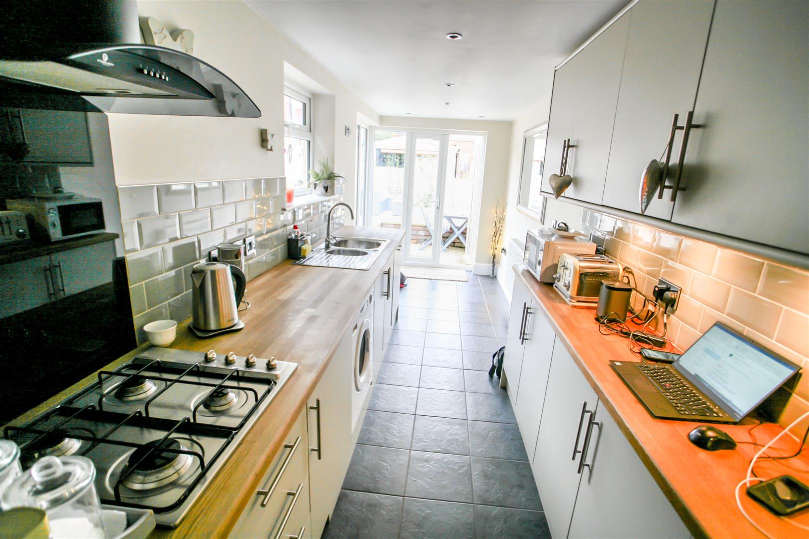 BEAUTIFUL FITTED KITCHEN / BREAKFAST ROOM